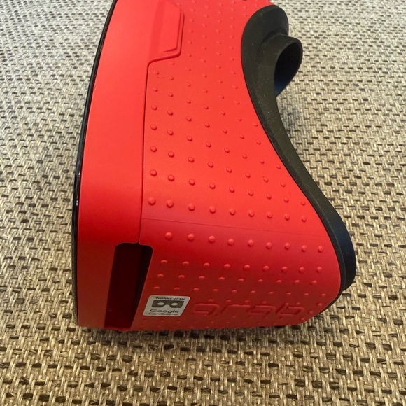 Mido VR Headset in Red and Black - Picture 6 of 10